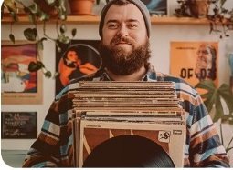 Ouvinte com sua coleção de discos de vinil